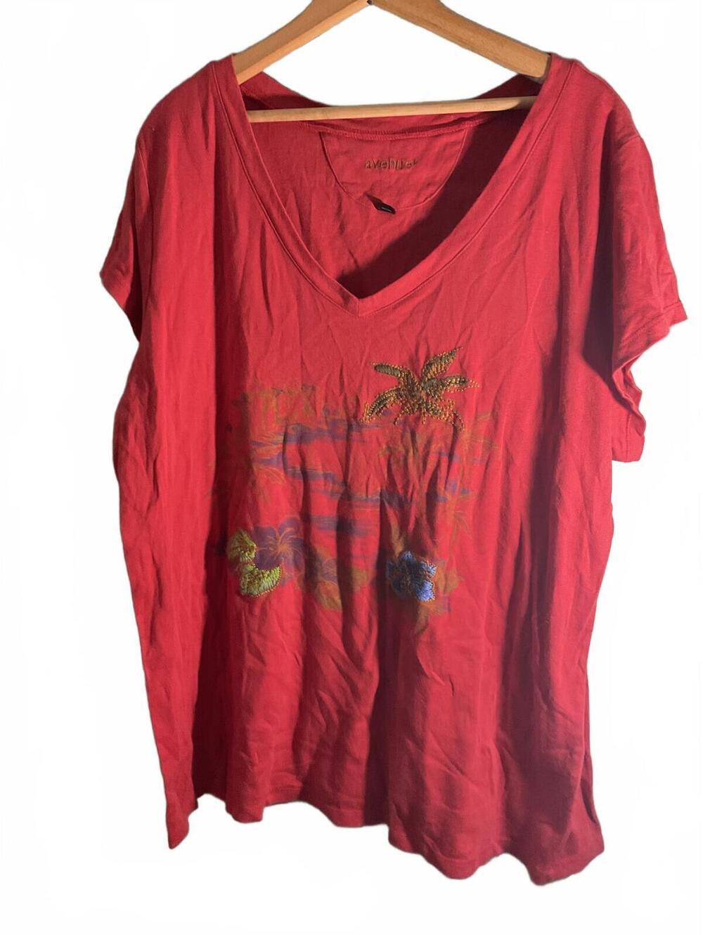Avenue Coral V-Neck Embellished Tropical Floral T-Shirt Size 22/24